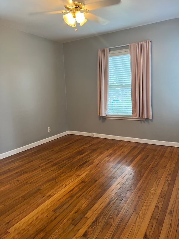 Building Photo - 210 meadowlane