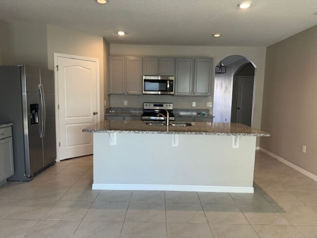 Foto del edificio - Grab this 4 bedroom home today!