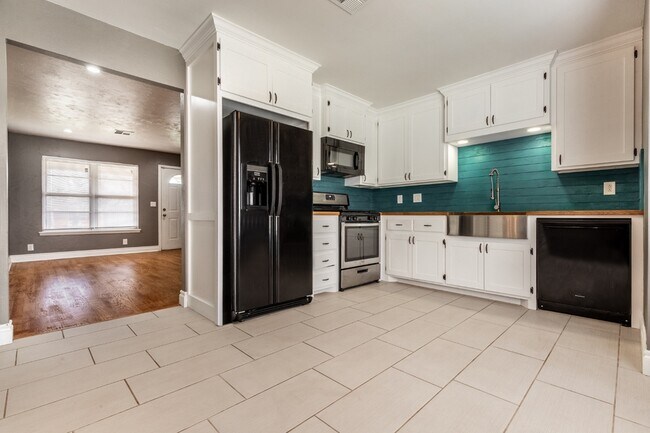 Building Photo - 709 NE 79th Pl