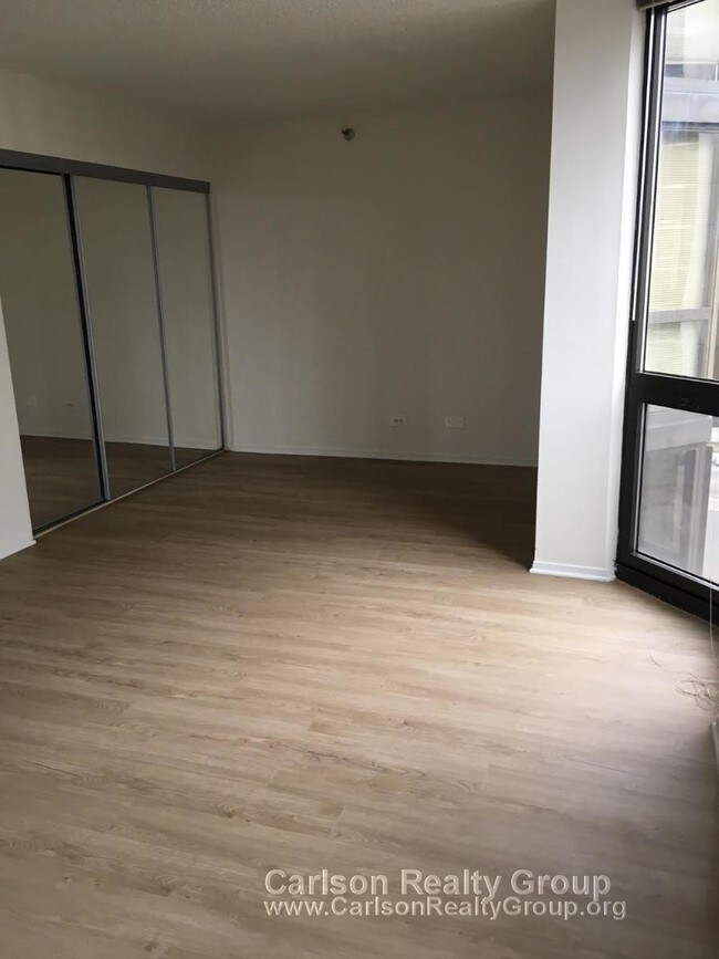 Building Photo - 1001 N LaSalle Dr