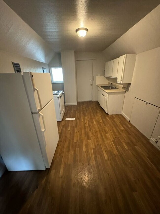 Building Photo - 1916 W Main St