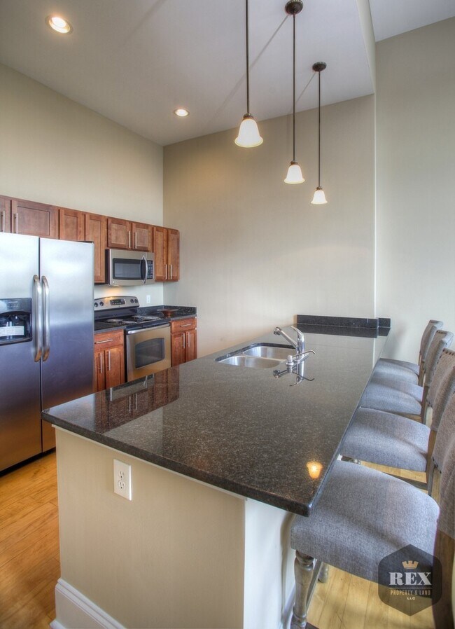 Foto del edificio - 1-Bedroom Loft, Furnished, Gated Parking, ...