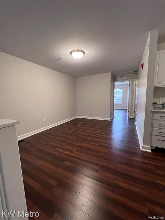 Building Photo - 131 E Bay Dr