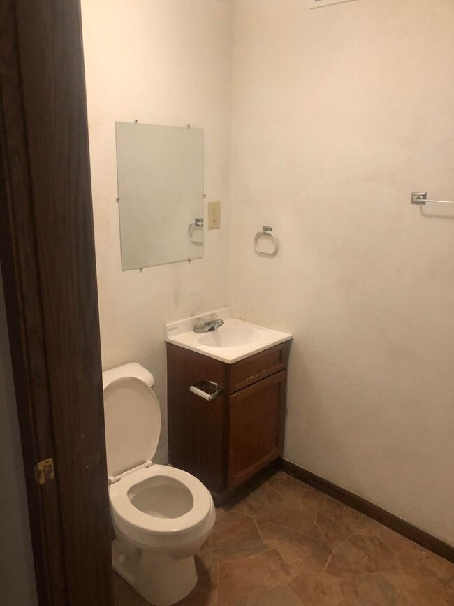 Building Photo - Large 4 Bedroom 2 bath