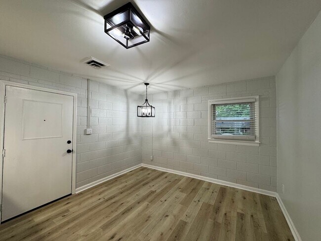 Foto del edificio - 2205 Hathaway Dr