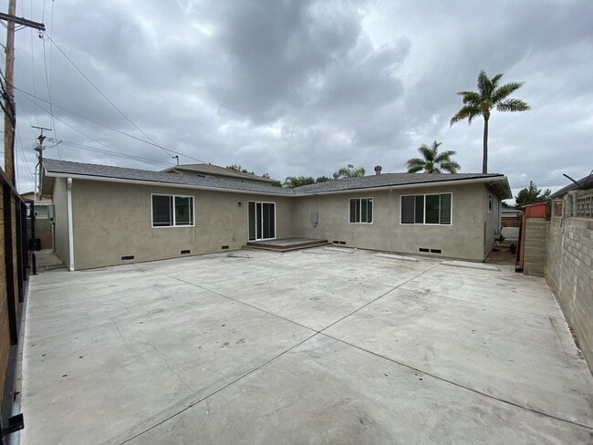 Building Photo - Huge Bedrooms, lots of Parking, closest to...
