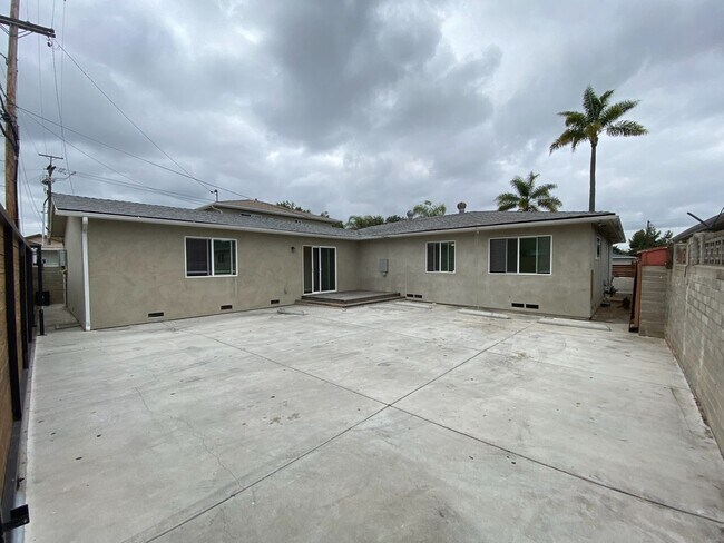 Foto del edificio - Huge Bedrooms, lots of Parking, closest to...