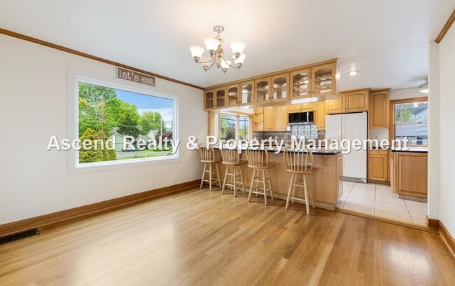 Building Photo - Available NOW! 3 Level 4bed/3bath Convenie...