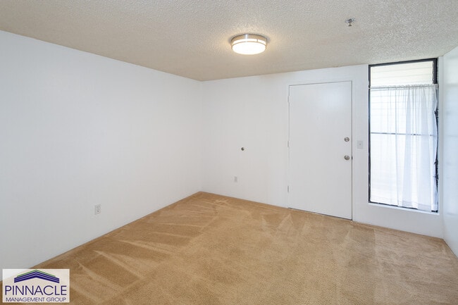 Building Photo - 2860 Waialae Ave