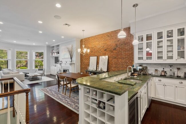 Building Photo - 283 Beacon St