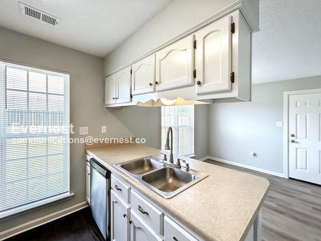 Building Photo - 2451 Mooneyham Ln
