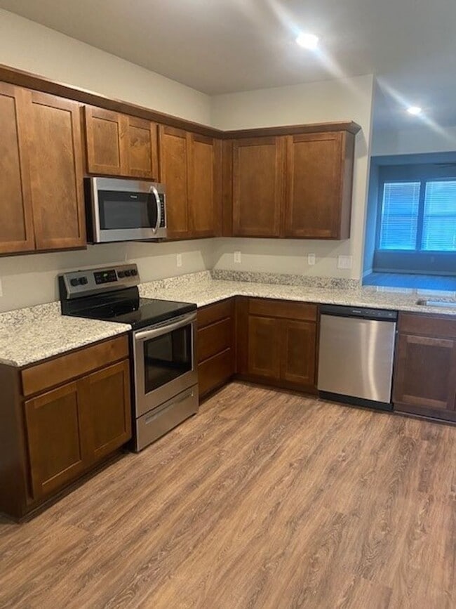 Building Photo - $200 OFF YOUR FIRST MONTH RENT MOVE IN SPECIAL