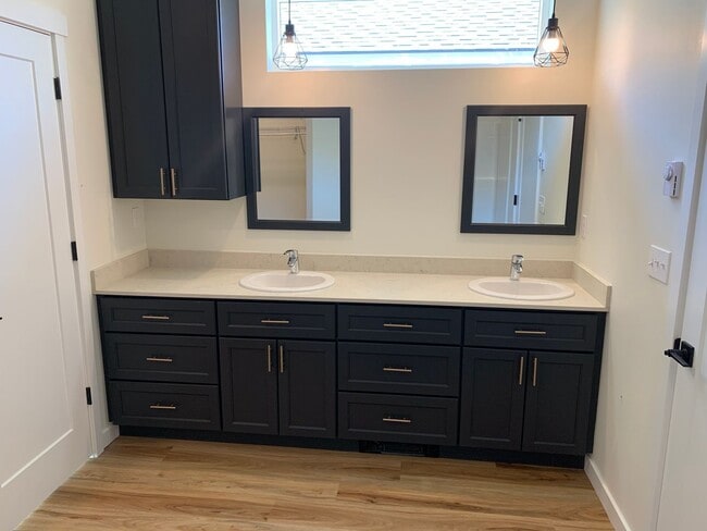 Building Photo - 1/2 OFF First Month’s Rent!