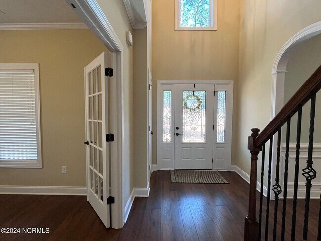 Building Photo - 214 Woodbine Way