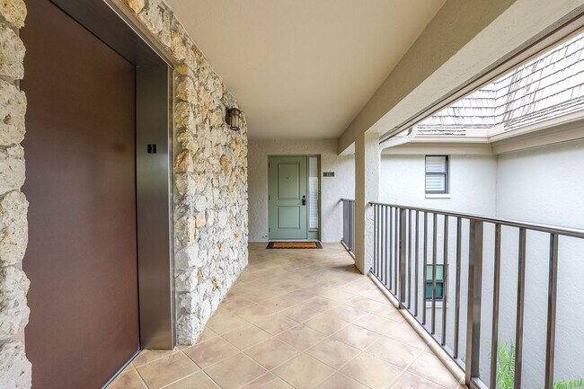 Foto del edificio - 5960 Pelican Bay Blvd