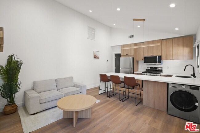 Foto del edificio - 1333 N June St