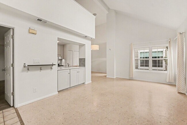 Foto del edificio - Bright Top-Floor 2 Bed, 2 Bath Condo with Loft & Vaulted Ceilings