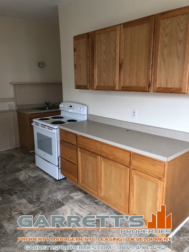 Foto principal - 64 N Pleasant St