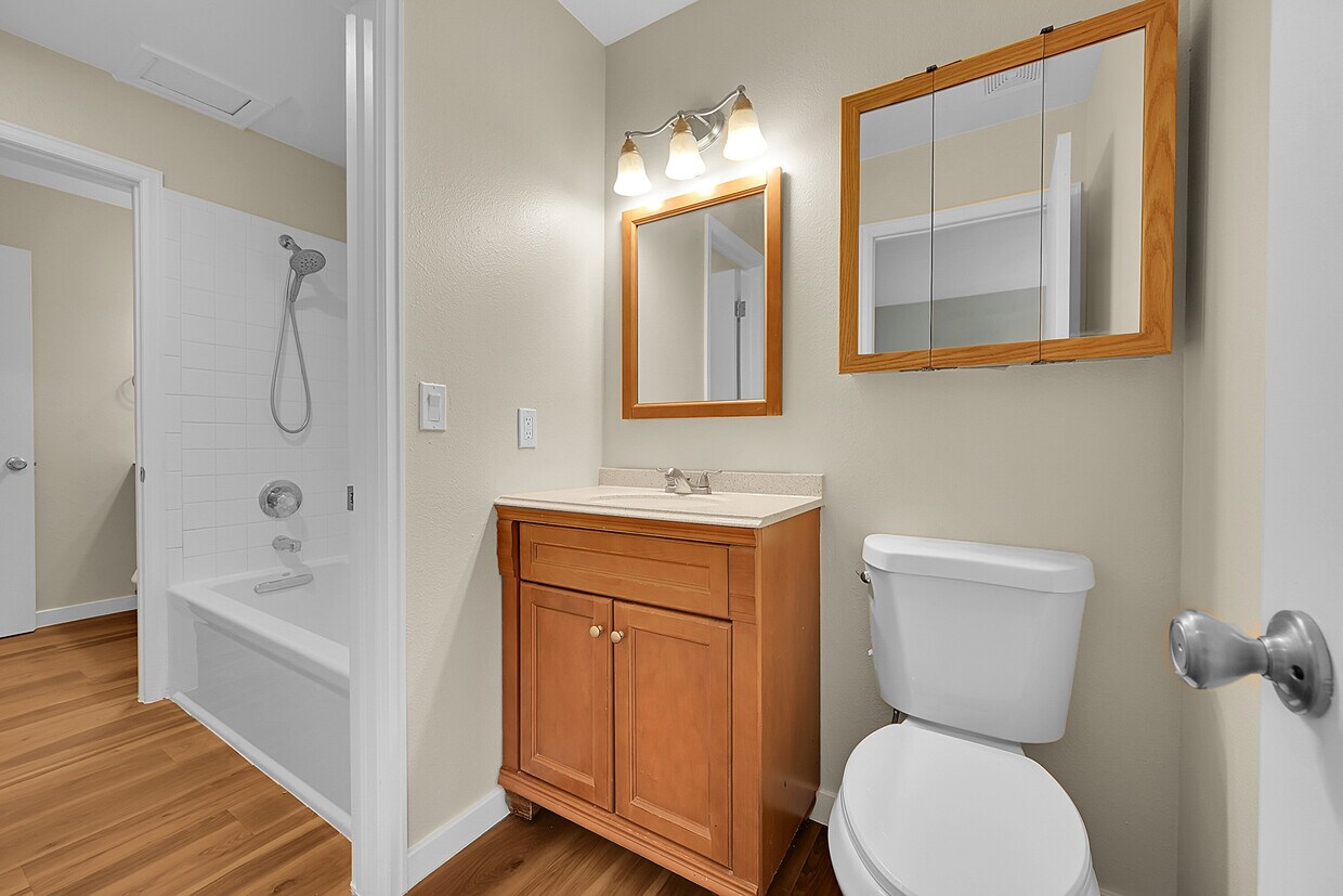 Foto principal - 1931 Centennial Dr