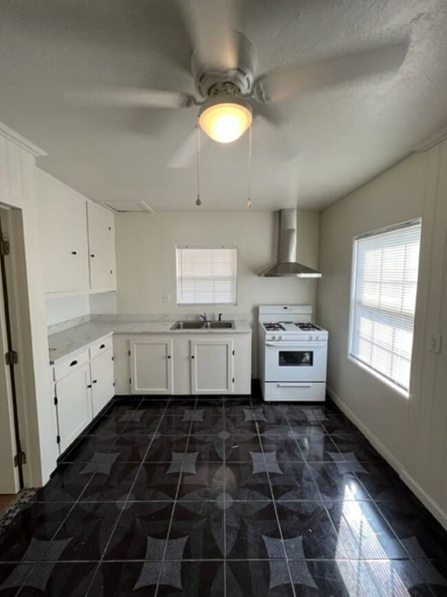 Building Photo - 1108 Wells Ave