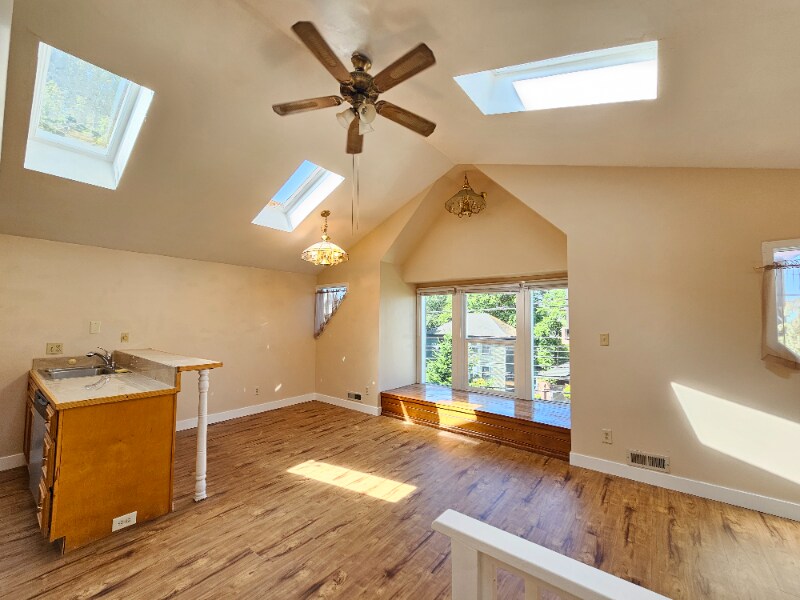 Foto principal - 102 12th Ave E