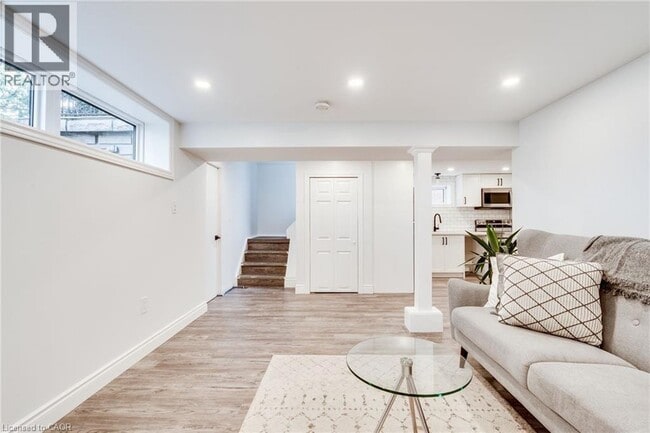 Building Photo - 236 Fernwood Crescent