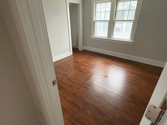 Foto del edificio - Renovated Duplex — 2 & 3 Bedroom Units in ...