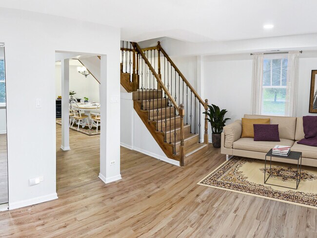 Foto del edificio - 270 N Woodland Dr