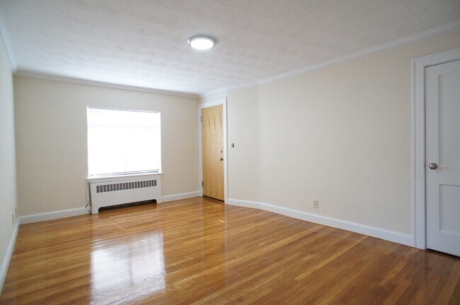 Building Photo - 425 Newport Ave