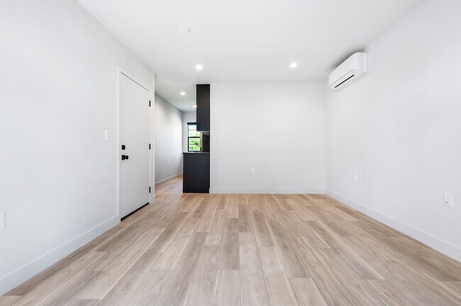 Foto del edificio - 215-225 Lucas Ave