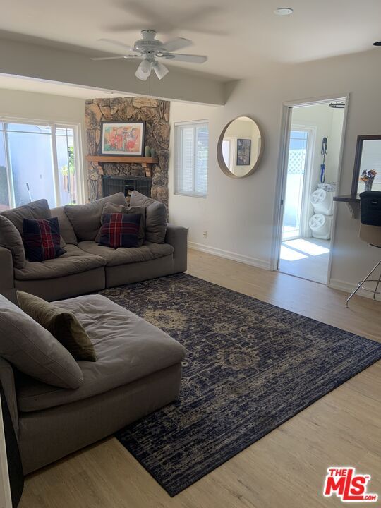 Foto del edificio - 7210 Alverstone Ave