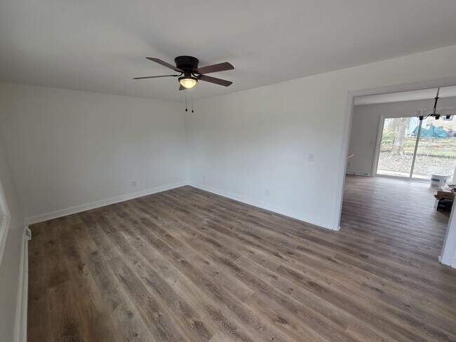 Foto del edificio - Renovated 3-Bed/2-Bath Home with Carport & Fenced Yard – Near Fort Campbell!