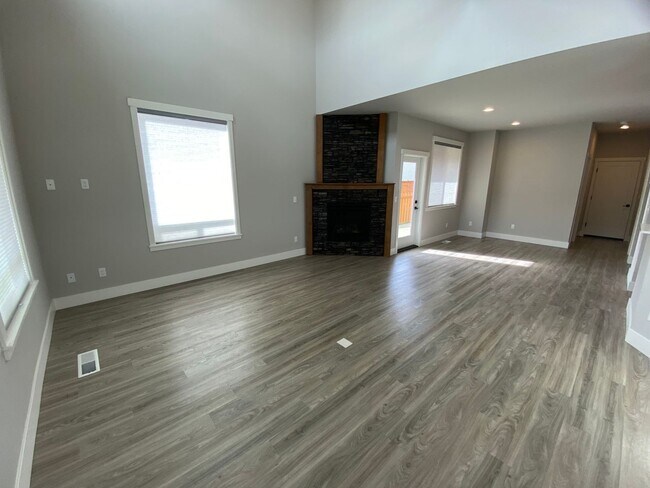 Building Photo - Beautiful Tehaleh Home