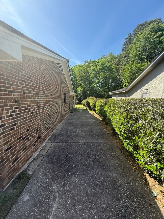 Foto del edificio - ** 2 Bed 2 Bath located by Trenholm State ** Call 334-366-9198 to schedule a self tour