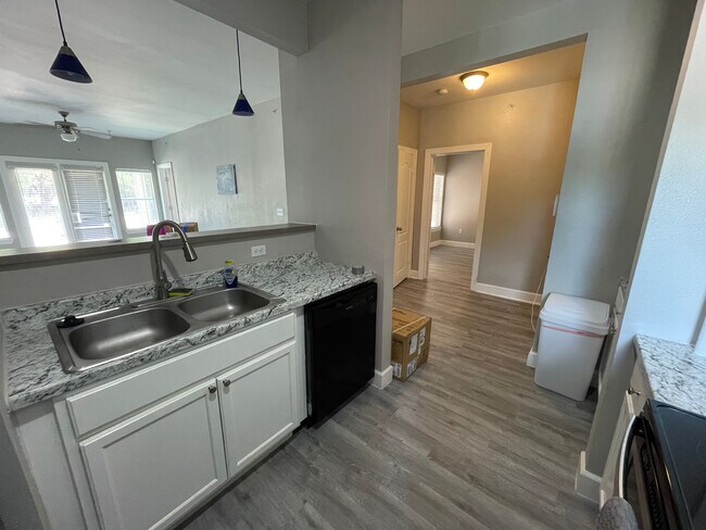 Foto del edificio - Room in Condo on Crossing Pl