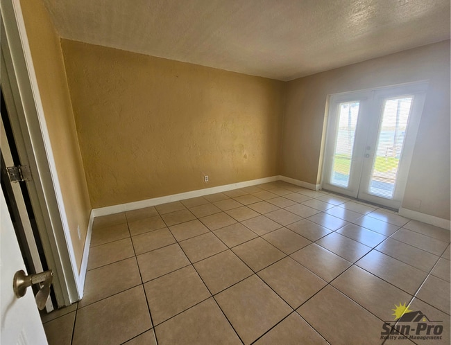 Building Photo - 900 S Peninsula Dr