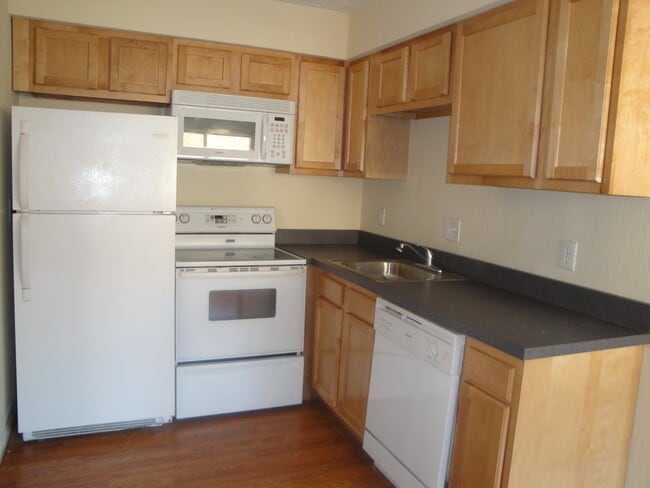 545-563 Lowell Avenue 1Br - Kitchen - Lowell 558 Apartments