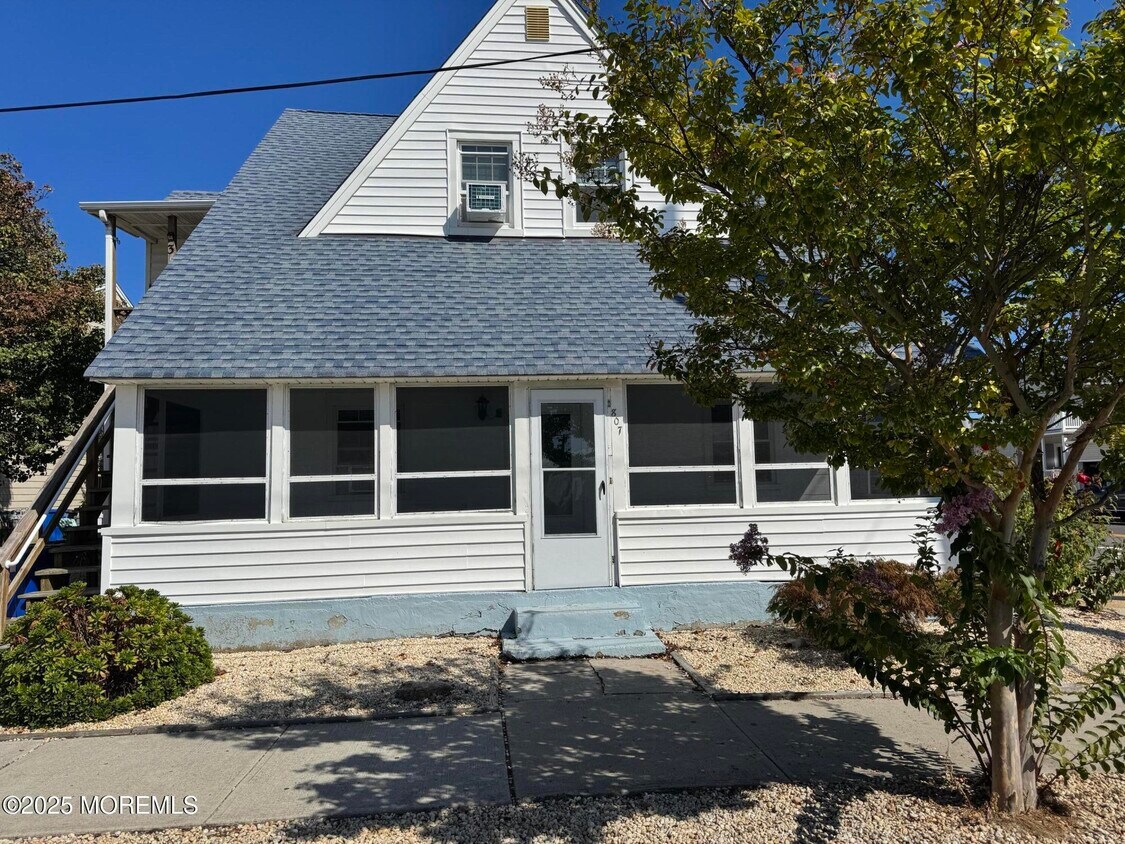 Building Photo - 807 Grand Central Ave