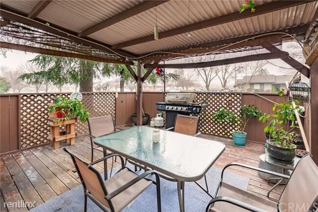 Building Photo - 3 br, 2 bath House - 415 E Oak St