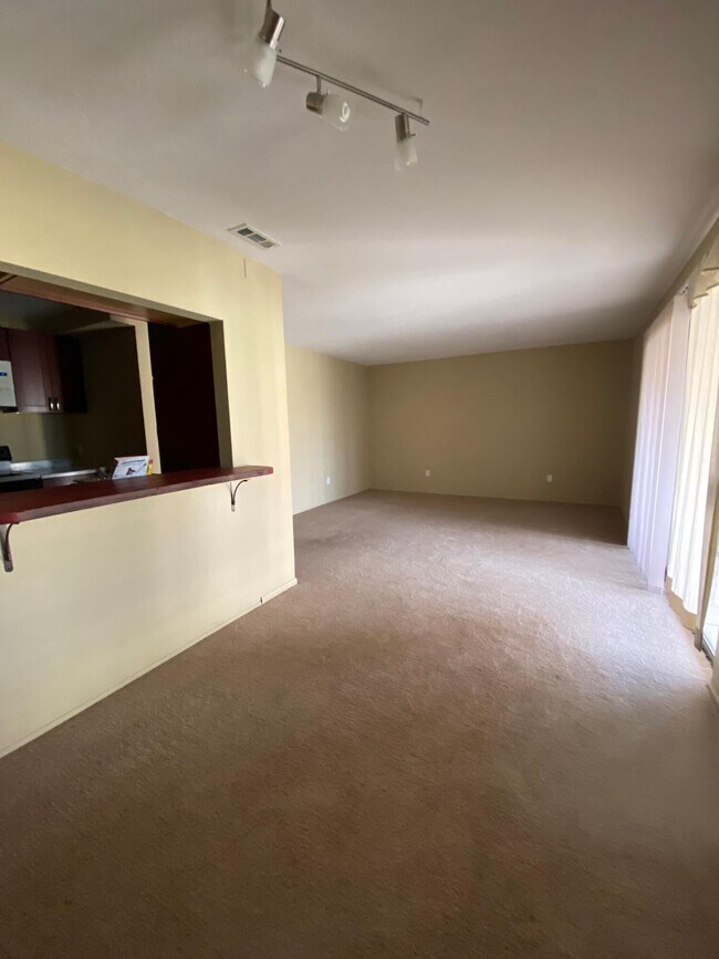 Building Photo - 937 Country Club Dr SE