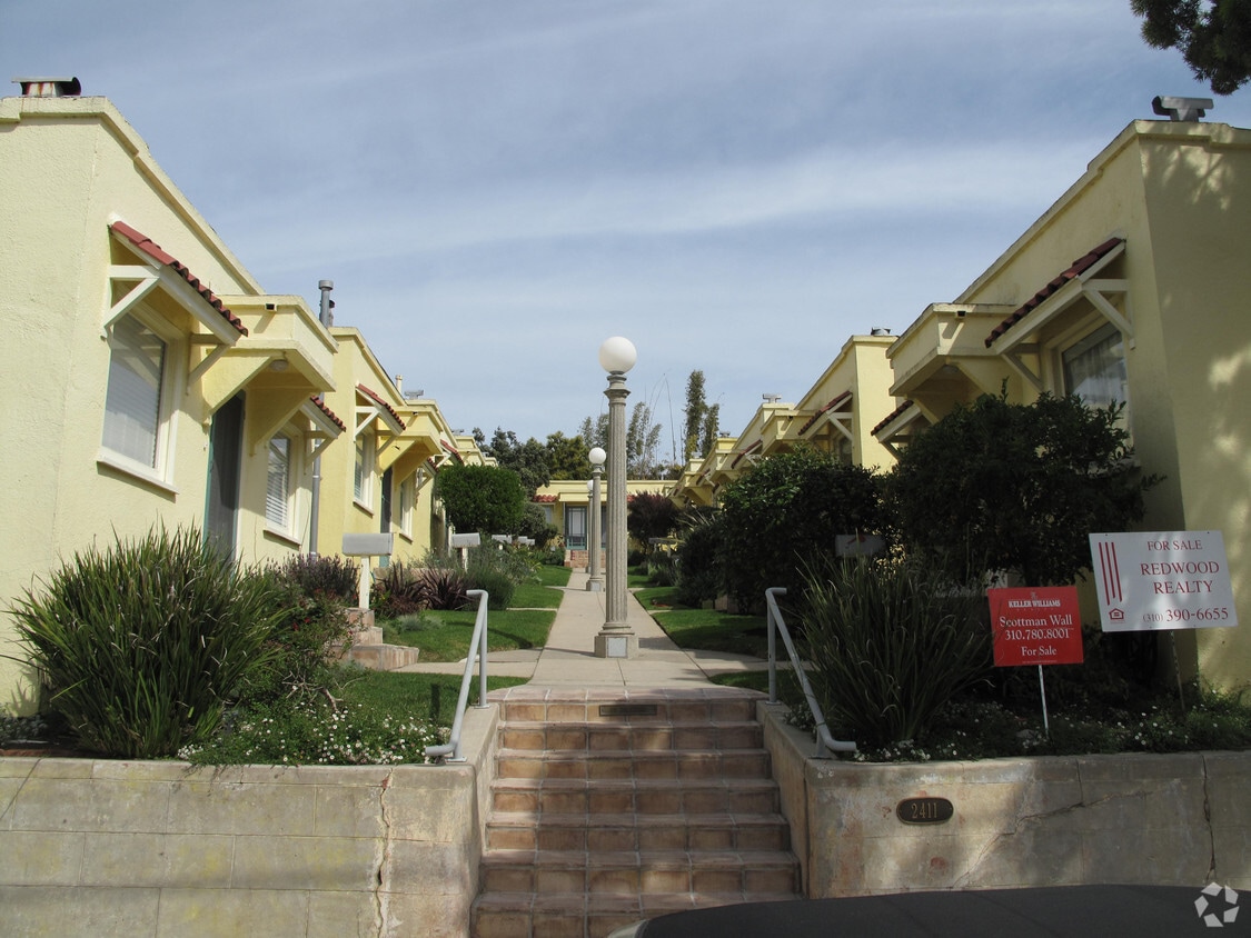 Building Photo - 2411 3rd St