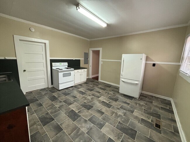 Foto del edificio - Located On Forrest Road!!