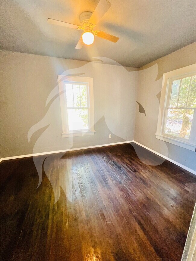 Foto del edificio - "Charming 1-Bedroom Retreat with Gleaming Hardwood Floors in Ponca City"