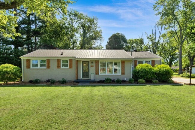 Building Photo - Charming 2 Bed Home I Open Floor Plan w/ B...