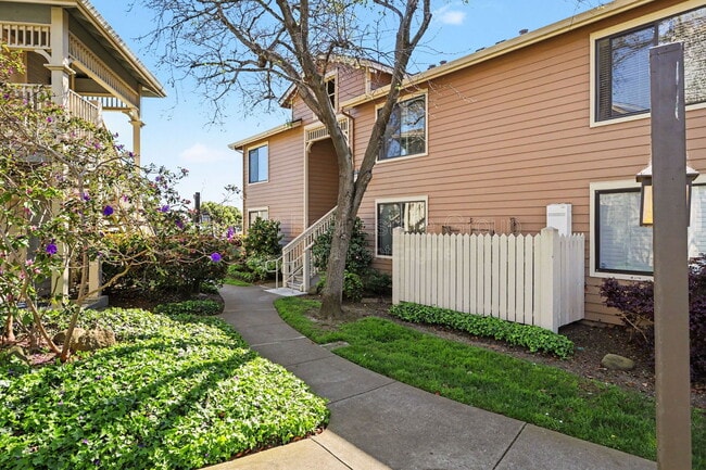 Foto del edificio - 198 Lakeshore Ct