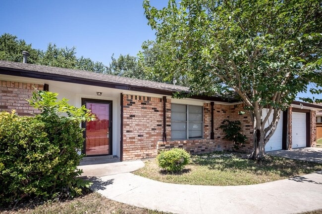 Building Photo - 213 Fox Dr
