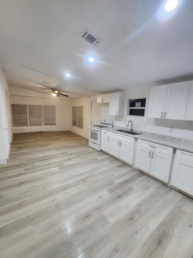 Foto del edificio - 21870 NW 1st St