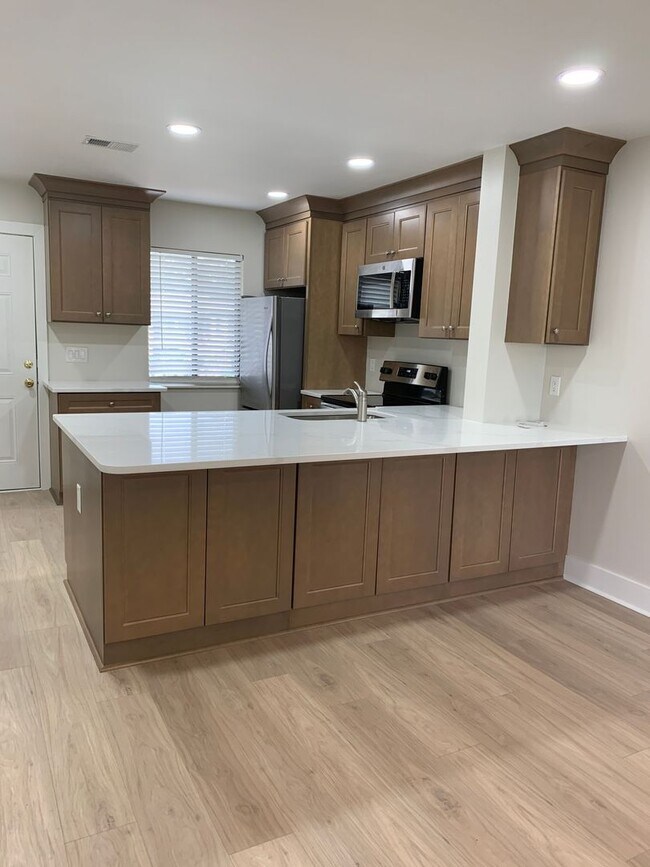 Building Photo - Completely Renovated 2 Bedroom 2 Bath Park Place Condo