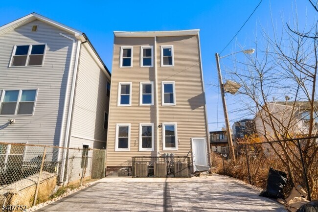 Building Photo - 579 S 12th St