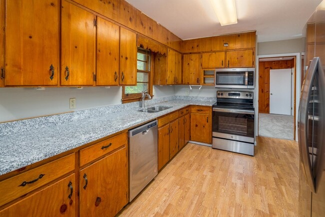 Building Photo - 2004 Rosewood Dr NW